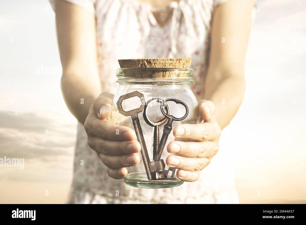 la donna tiene le chiavi in un contenitore chiuso, concetto di libertà, conoscenza, scoperta, soluzione; progresso, amore Foto Stock