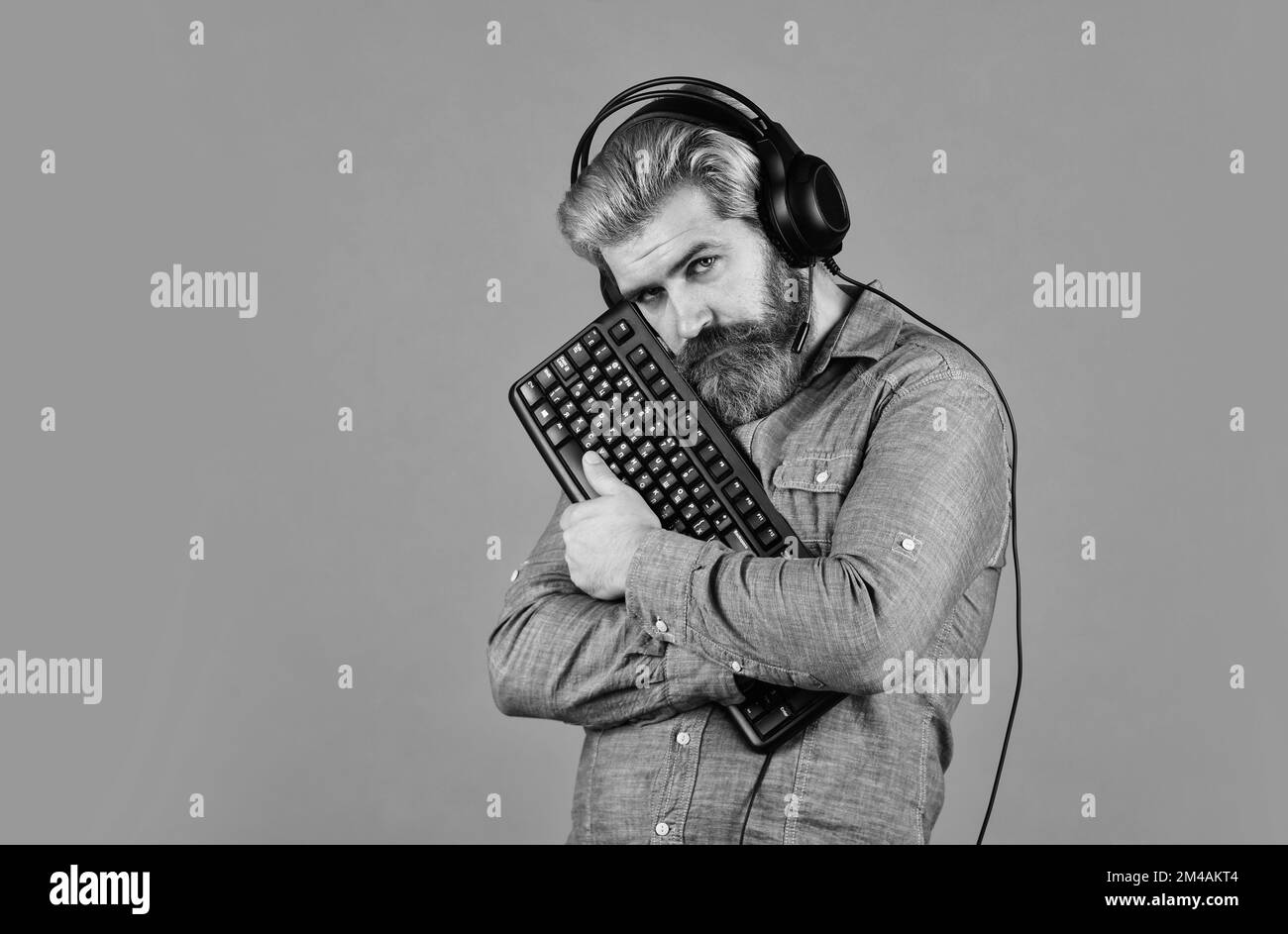 blogger scrivere post. chat online. Gioco video online. Cyber Championship. Business agile. Download di musica da Internet. Cuffie uomo con archetto e. Foto Stock