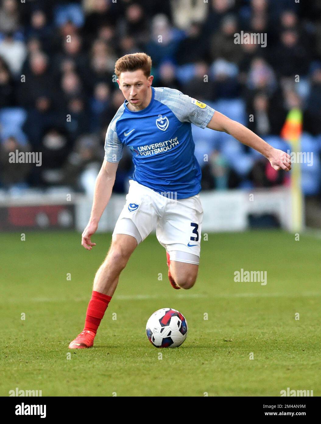 Denver Hume of Portsmouth durante la EFL League una partita tra Portsmouth e MK Dons a Fratton Park , Portsmouth , UK - 17th Dicembre 2022 solo per uso editoriale. Nessun merchandising. Per le immagini di calcio si applicano le restrizioni di fa e Premier League inc. Nessun utilizzo di Internet/cellulare senza licenza FAPL - per i dettagli contattare Football Dataco Foto Stock