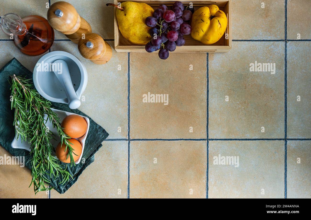 Da sopra cottura concetto con ingredienti per frittelle cottura sul tavolo piastrelle Foto Stock