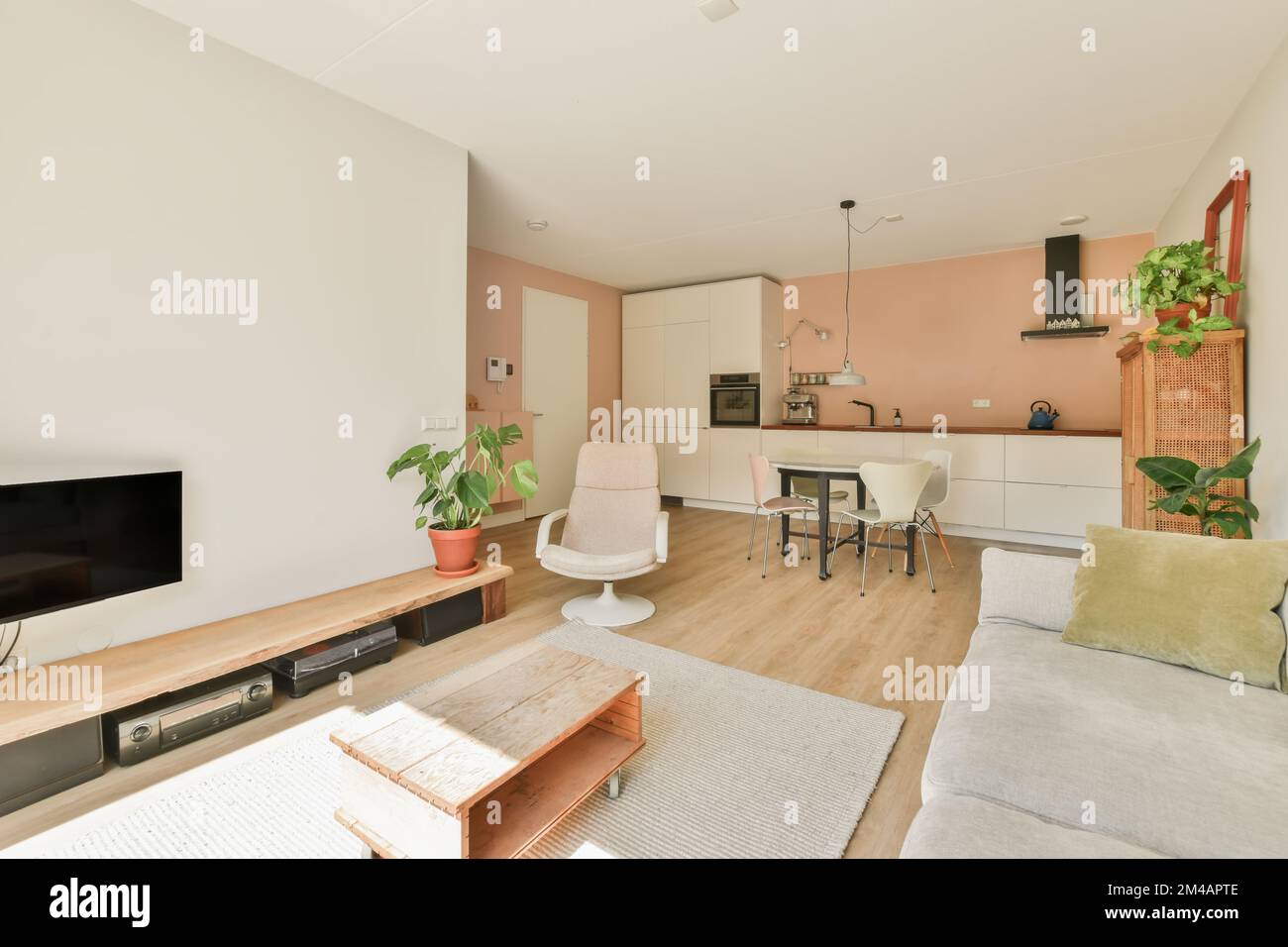 Interni di casa moderna con mobili accanto ad una cucina Foto Stock