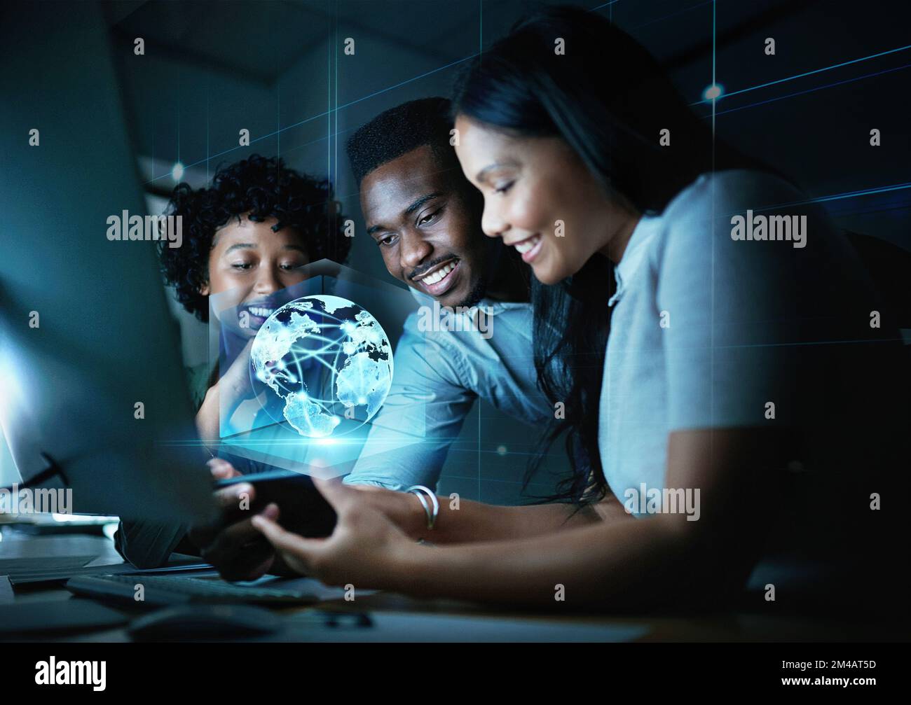 Lavoro di squadra, ologramma mondiale e persone d'affari con telefono in ufficio notturno che lavorano fino alla scadenza del progetto. Tecnologia futuristica, iot globale e gruppo di Foto Stock