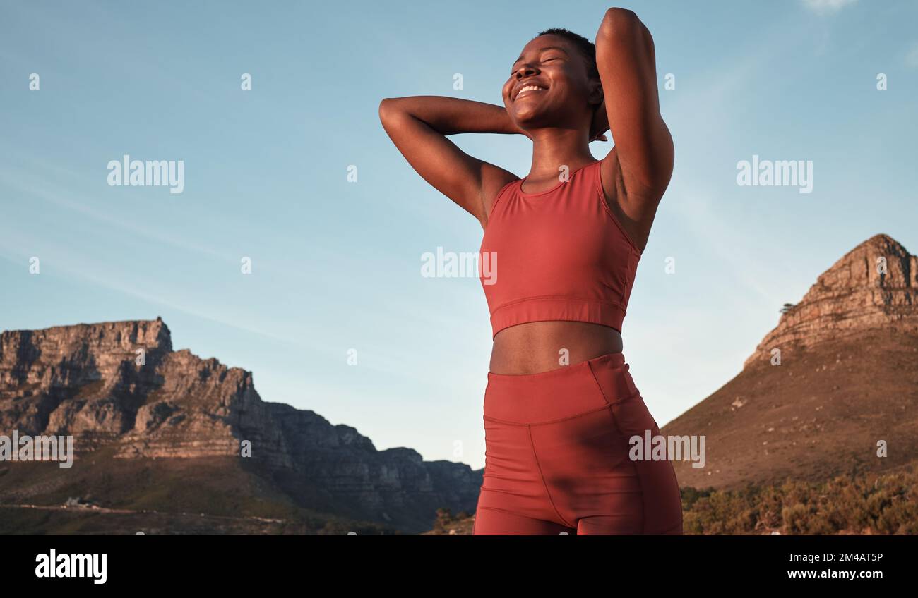 Libertà, corsa e montagna con donna nera in natura per allenamento, sport e allenamento di resistenza. Resistenza, cardio e fitness con runner a. Foto Stock