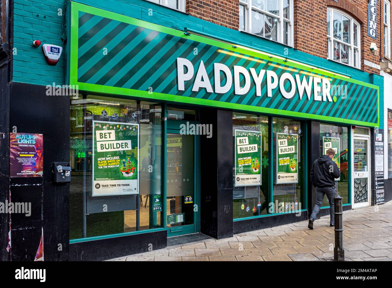Negozio di scommesse su licenza Paddypower - Paddy Power Bookmakers Shop a Peterborough UK. Paddy Power è stata fondata a Dublino nel 1988. Foto Stock