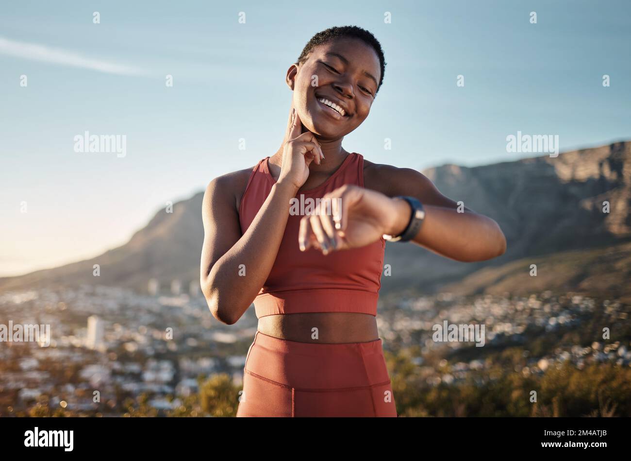 Donna nera, fitness o orologio intelligente per il controllo del polso in allenamento natura, allenamento o al tramonto esercizio per la salute cardiovascolare. Sorridere, felice o. Foto Stock