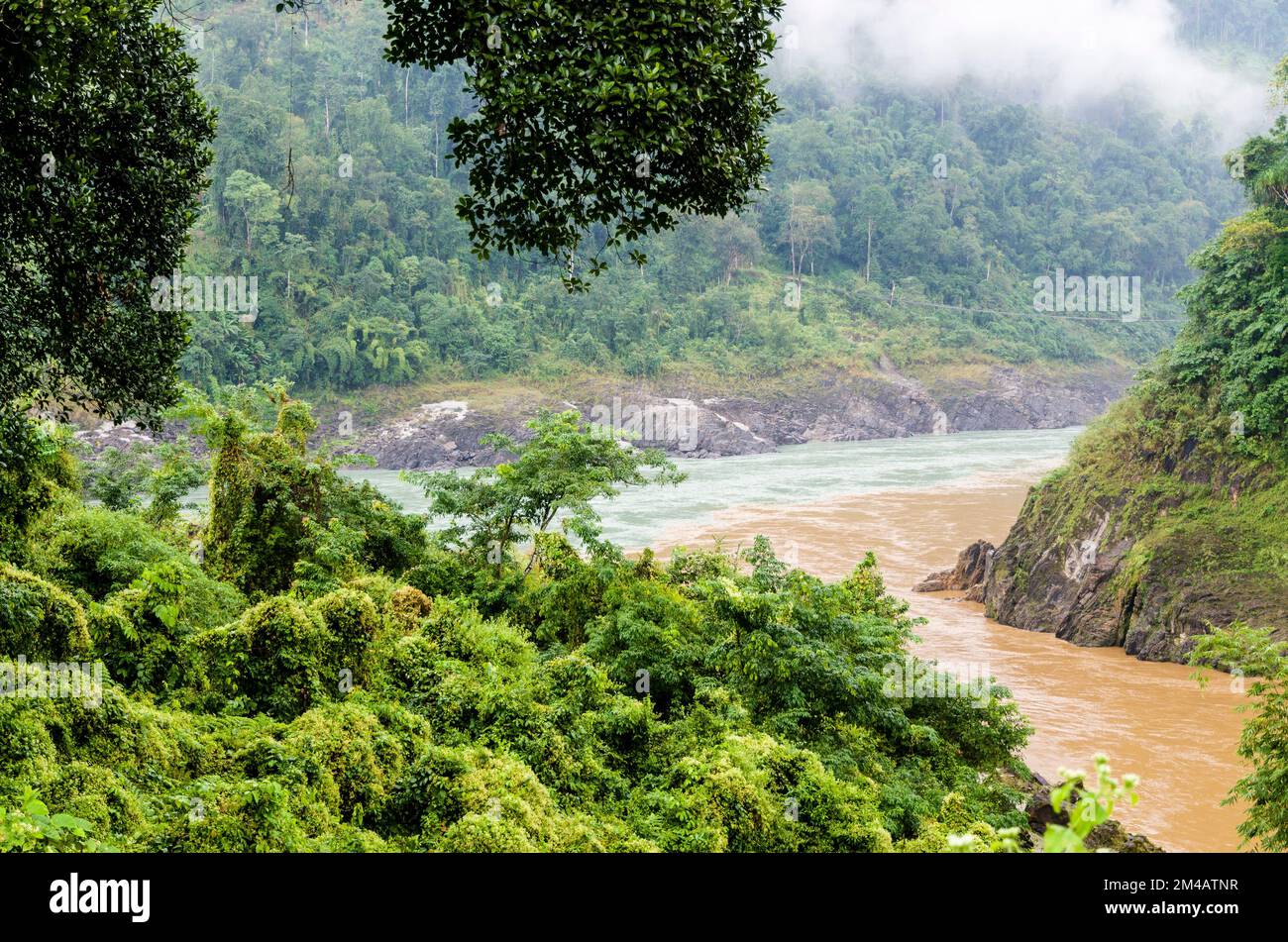 A Sangam, la confluenza, delle acque del fiume Yomgo si unisce al fiume Siang Foto Stock