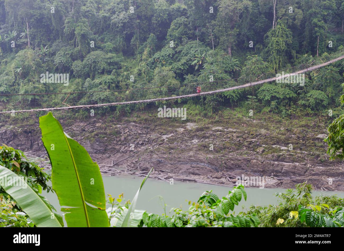 Un ponte sospeso lungo 300 m attraversa il fiume Siang vicino alla confluenza con il fiume Yamgo Foto Stock