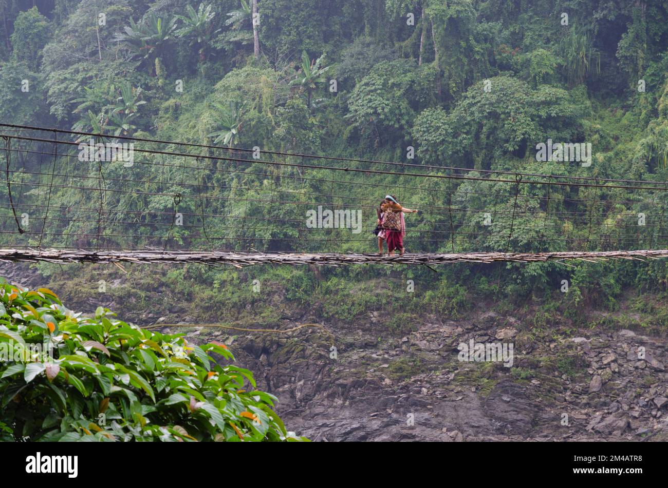 Un ponte sospeso lungo 300 m attraversa il fiume Siang vicino alla confluenza con il fiume Yamgo Foto Stock