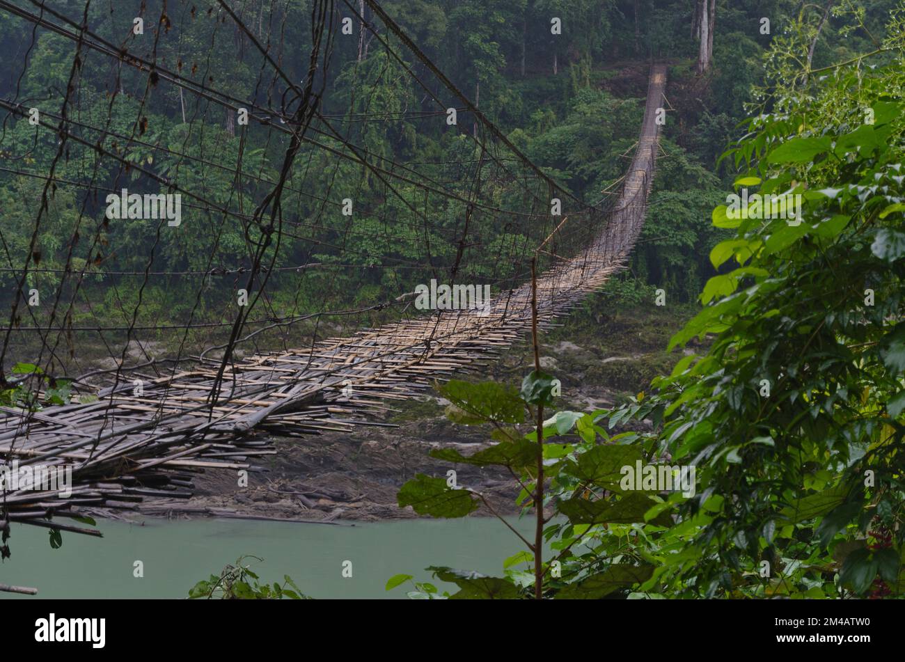 Un ponte sospeso lungo 300 m attraversa il fiume Siang vicino alla confluenza con il fiume Yamgo Foto Stock