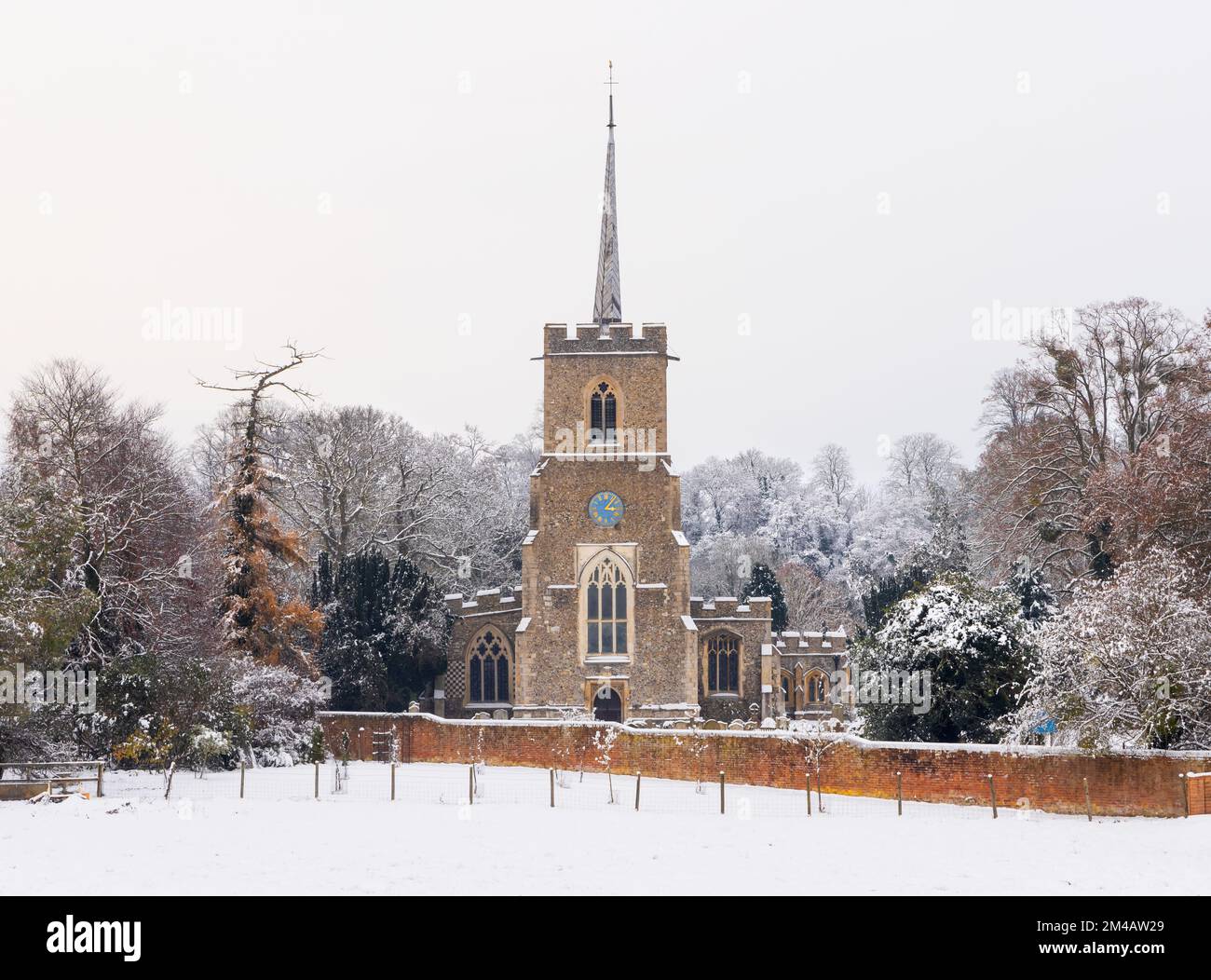 Tradizionale chiesa inglese villaggio coperto di neve. Chiesa di St Andrews, molto Hadham, Hertfordshire. REGNO UNITO Foto Stock