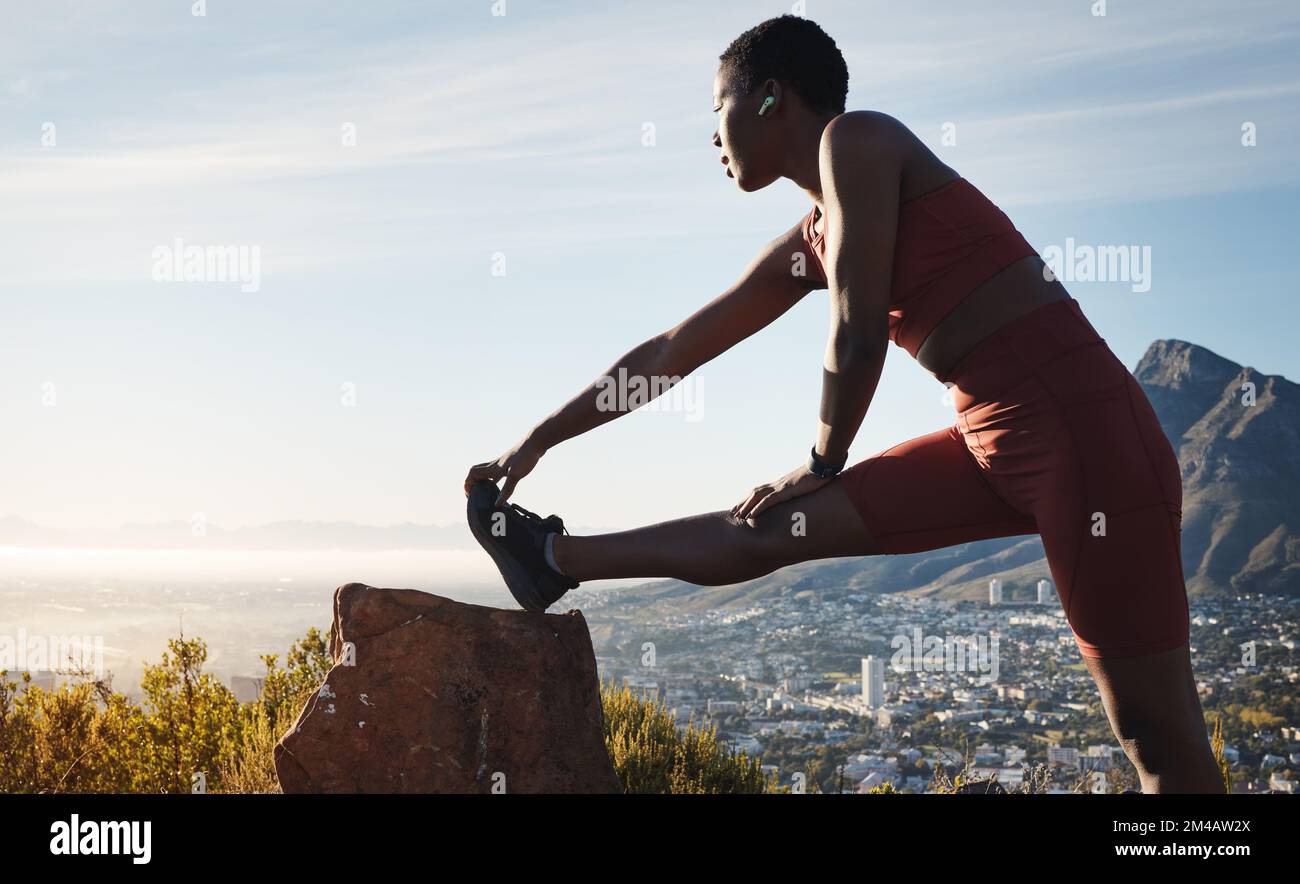 Donna nera, stretching e esercizio all'aperto, allenamento e allenamento per il benessere, la salute e il fitness. Donna, atleta o runner afroamericana Foto Stock