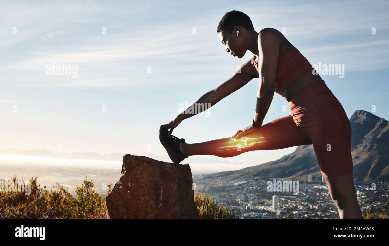 Fitness, montagna e donna nera stendendo gambe pronti per iniziare allenamento, corsa e maratona allenamento. Sport, esercizio fisico e raggi x del ginocchio femminile Foto Stock