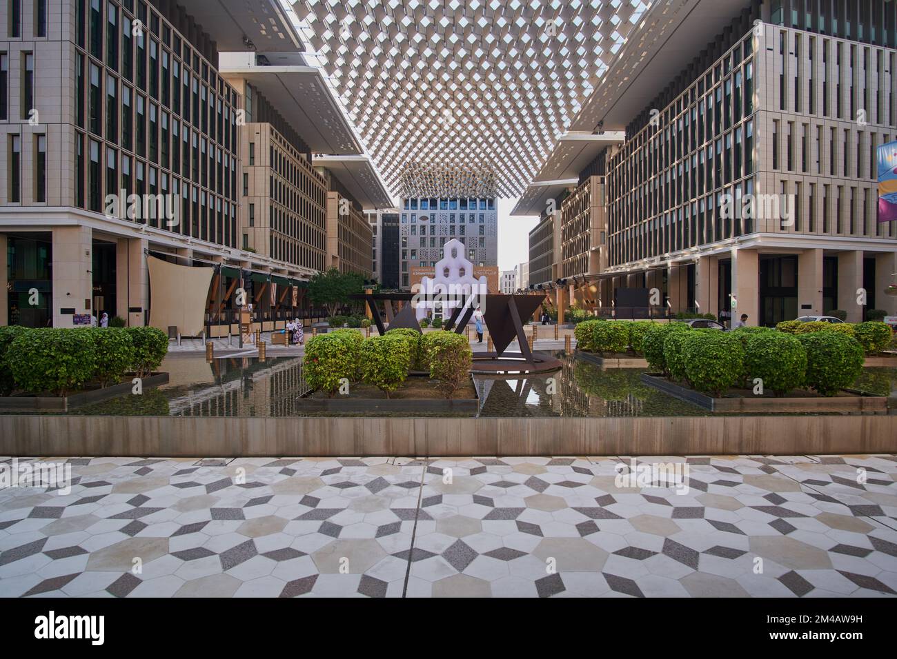 Msheireb Downtown Doha, Qatar scatto pomeridiano che mostra la gente del posto e i visitatori durante la Coppa FIFA Word 2022 Qatar Foto Stock