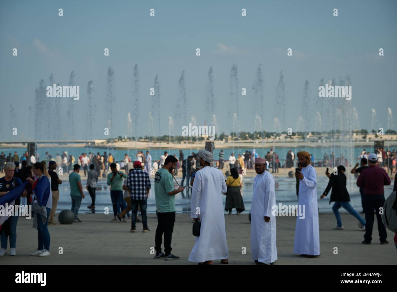 Lusail boulevard nella città di Lusail, Qatar scatto pomeridiano che mostra la gente del posto e i visitatori che camminano durante la Coppa del mondo FIFA 2022 . Foto Stock