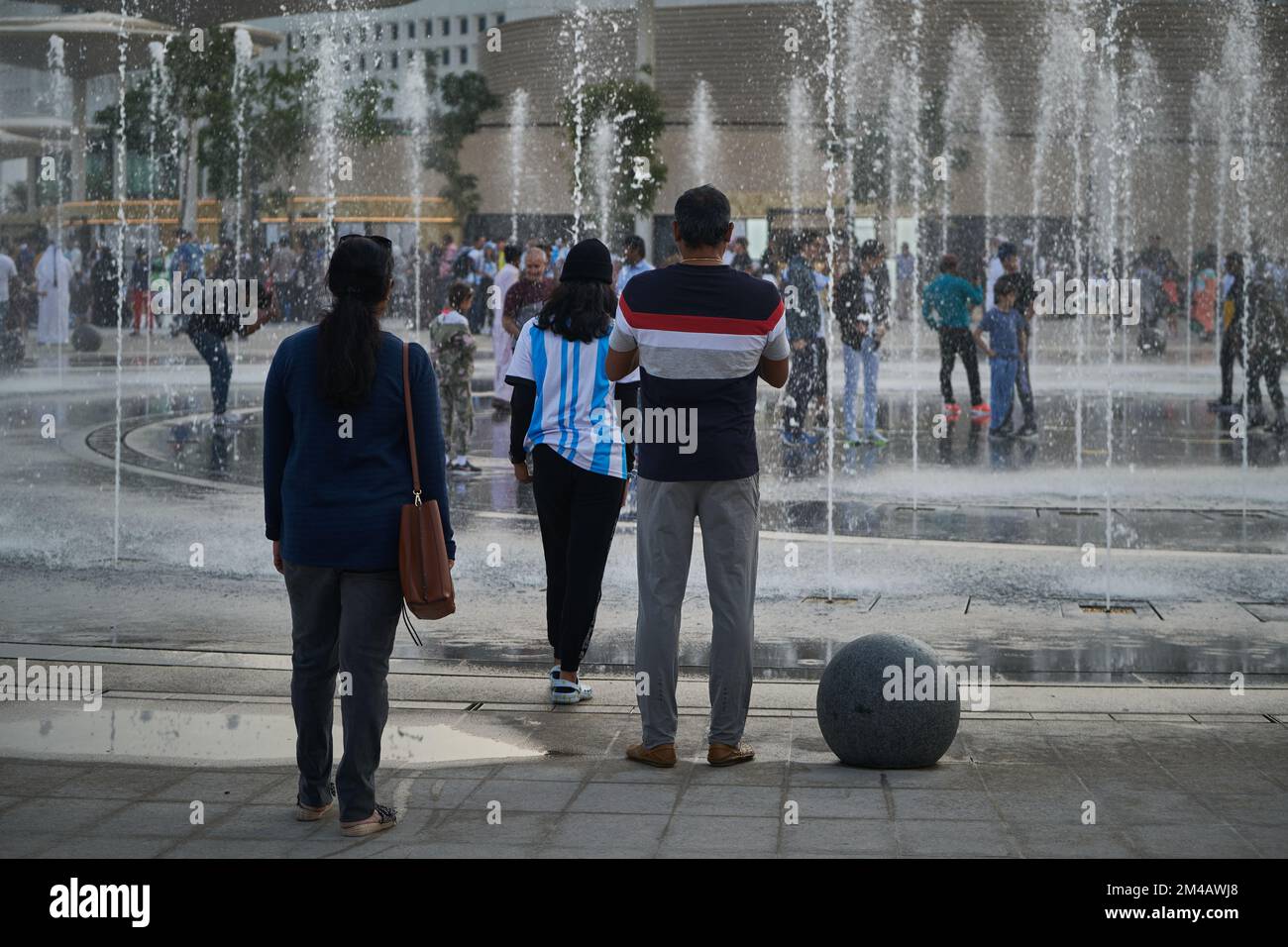 Lusail boulevard nella città di Lusail, Qatar scatto pomeridiano che mostra la gente del posto e i visitatori che camminano durante la Coppa del mondo FIFA 2022 . Foto Stock