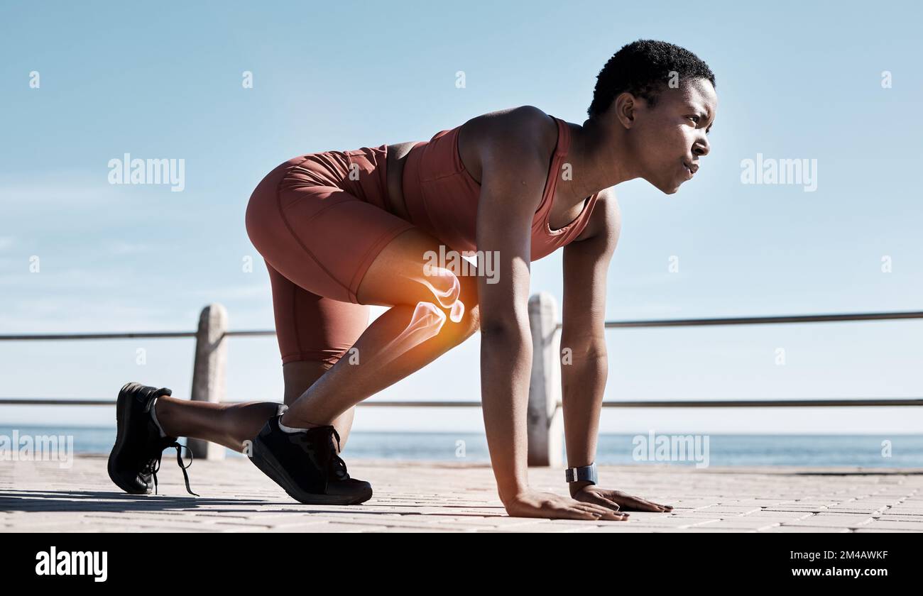Donna nera, fitness e runner con raggi X al ginocchio in allenamento sportivo, allenamento o esercizio all'aperto. Donna afroamericana determinata ottenere Foto Stock