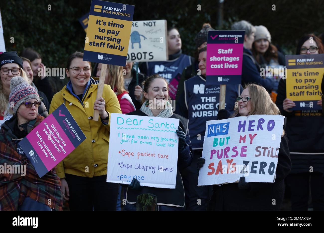 Nottingham, Nottinghamshire, Regno Unito. 20th dicembre 2022. Gli infermieri si trovano su una linea di picket fuori dal Centro medico di QueenÕs dopo che gli infermieri in Inghilterra, Galles e Irlanda del Nord hanno iniziato il secondo di due scioperi di un giorno sulla retribuzione. Credit Darren Staples/Alamy Live News. Foto Stock