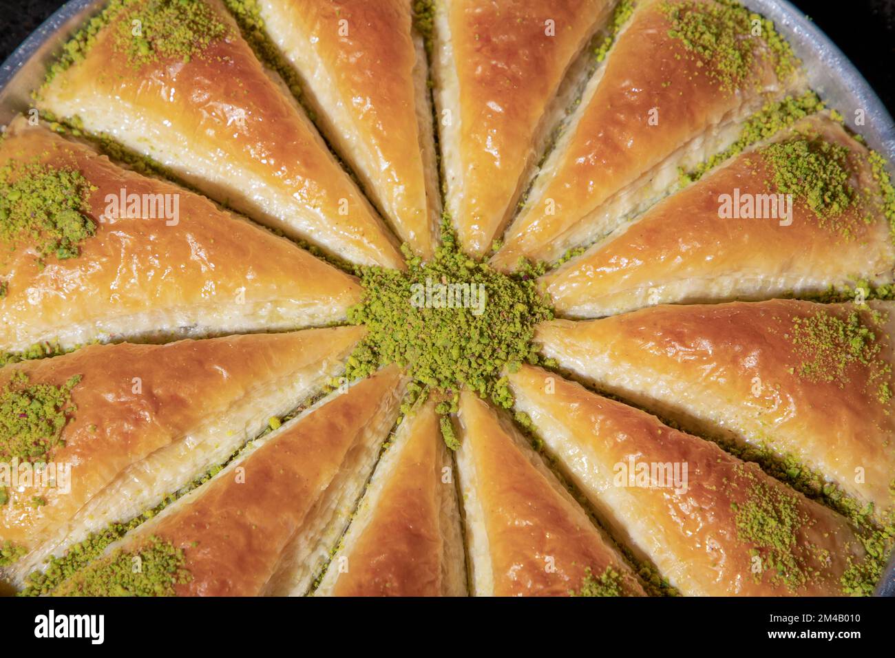 Tradizionale dessert turco antep baklava con pistacchio, ramadan o dessert di vacanza in vassoio Foto Stock