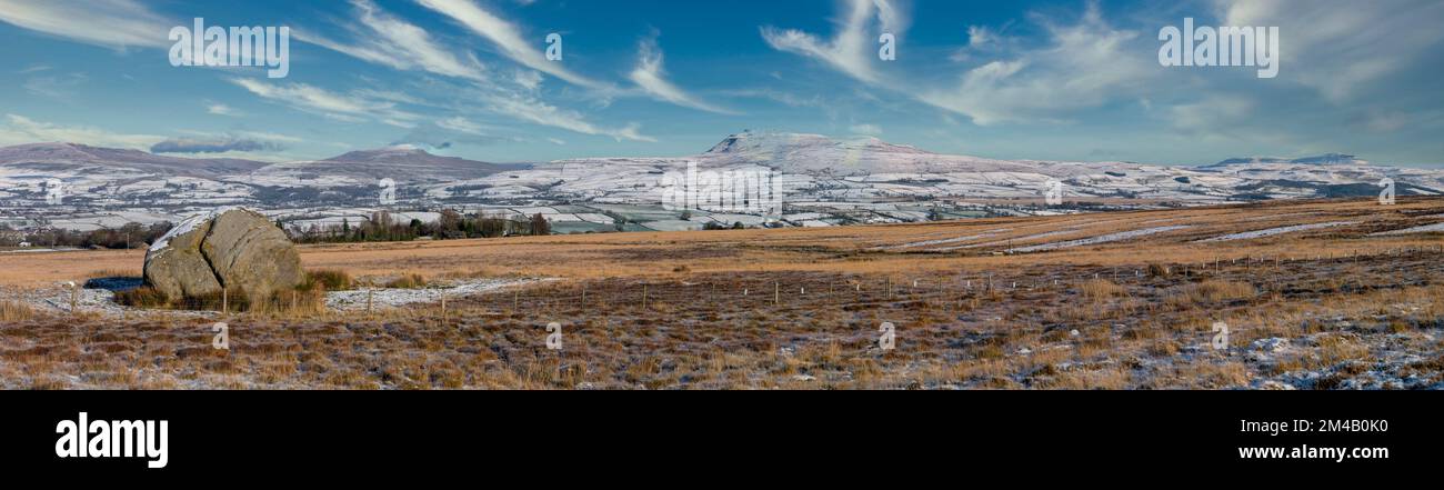 Questa immagine panoramica e' delle tre vette delle Yorkshire Dales, come si vede dalla reliquia dell'era glaciale della Big Stone a Burnmoor sopra la citta' di High Bentham Foto Stock