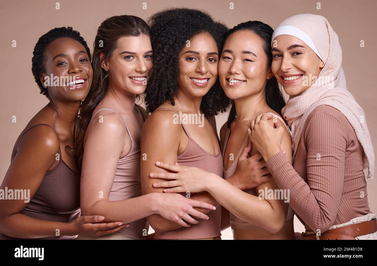 Diversità, donne e positività del corpo per la cura della pelle, il benessere e la solidarietà su sfondo marrone studio. Multirazziale, femmine, ritratto o Signore con Foto Stock
