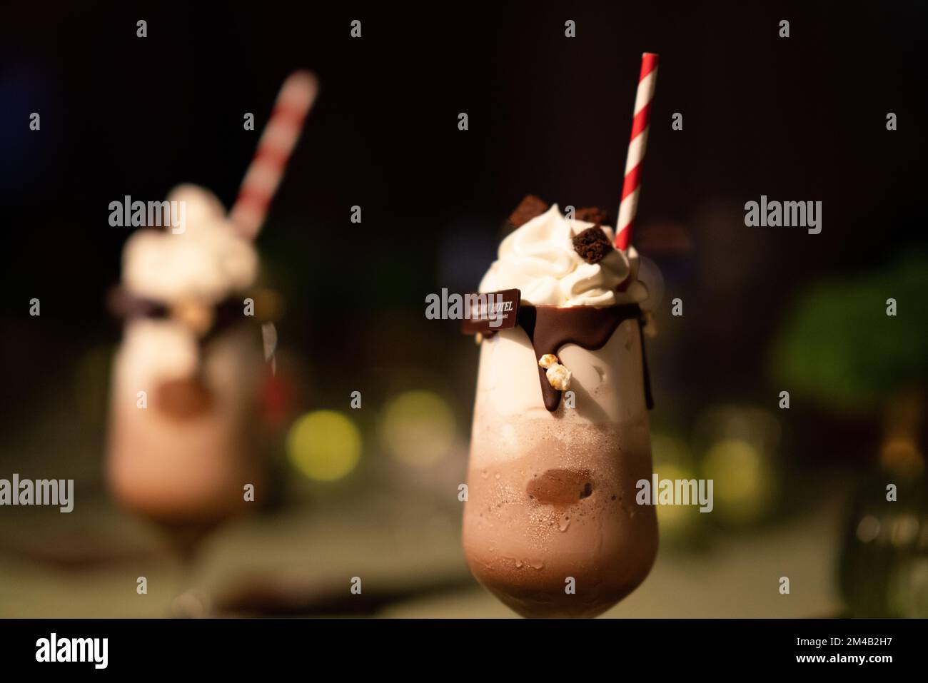 Un sundae è un dessert di gelato di origine americana che consiste tipicamente di una o più scoop di gelato sormontato con salsa o sciroppo Foto Stock