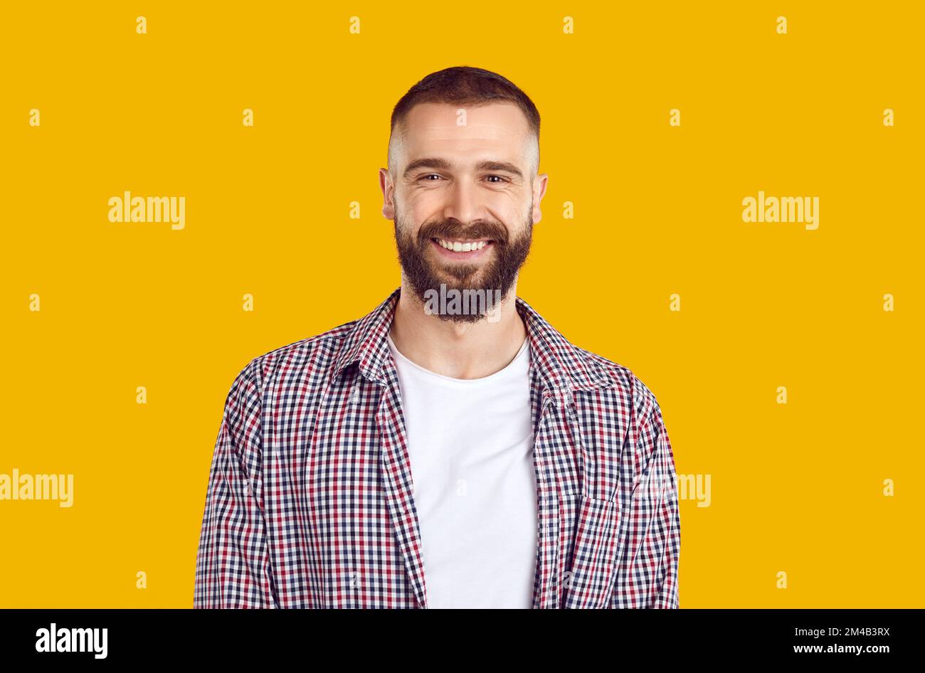Anziani baffi felici uomo 40s in camicia a plade isolato su semplice pastello sfondo giallo chiaro studio. Concetto di stile di vita della gente Foto Stock