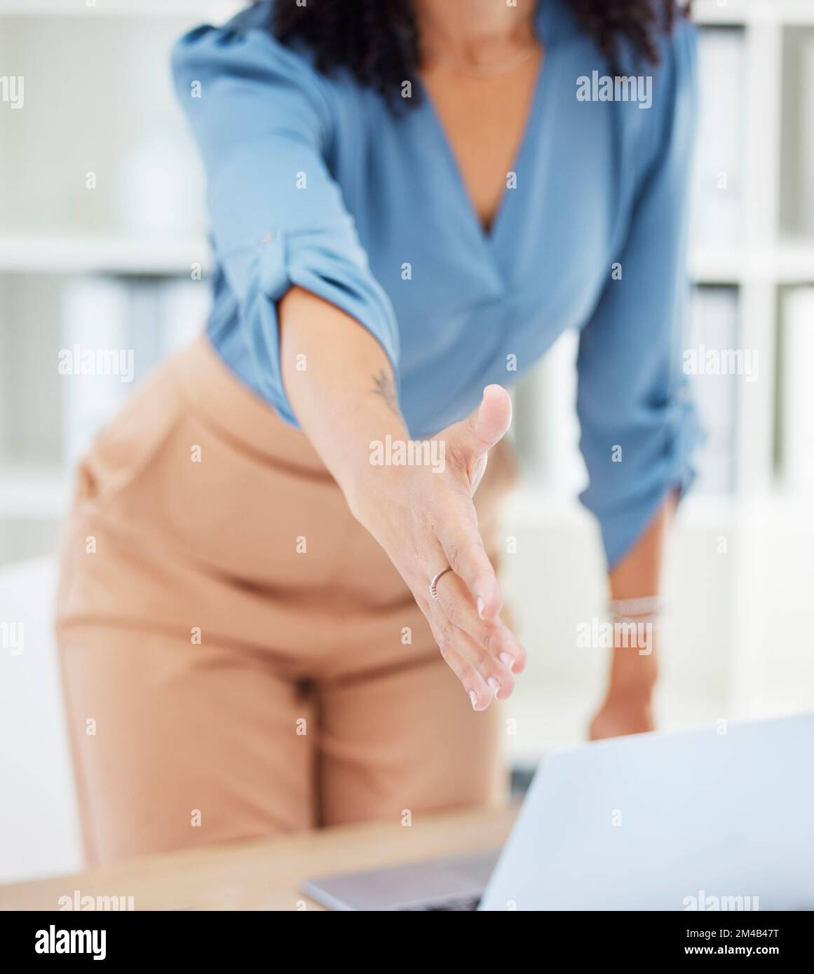 Donna, laptop o stretta di mano in caso di successo, partnership o colloquio di lavoro saluto in ufficio di marketing digitale. Zoom, responsabile risorse umane o ora Foto Stock