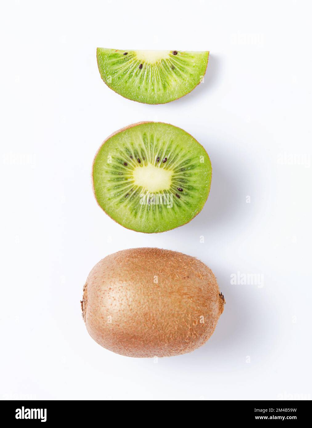Disposizione concettuale realizzata con kiwi e kiwi freschi a fette su sfondo bianco. Vista dall'alto e macro. Foto isolata Foto Stock