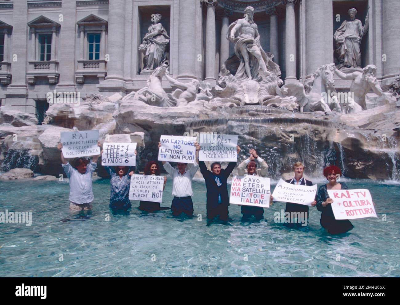 Dimostrazione dell'Unione degli attori italiani contro i film stranieri alla Fontana di Trevi, Roma, Italia 1995 Foto Stock