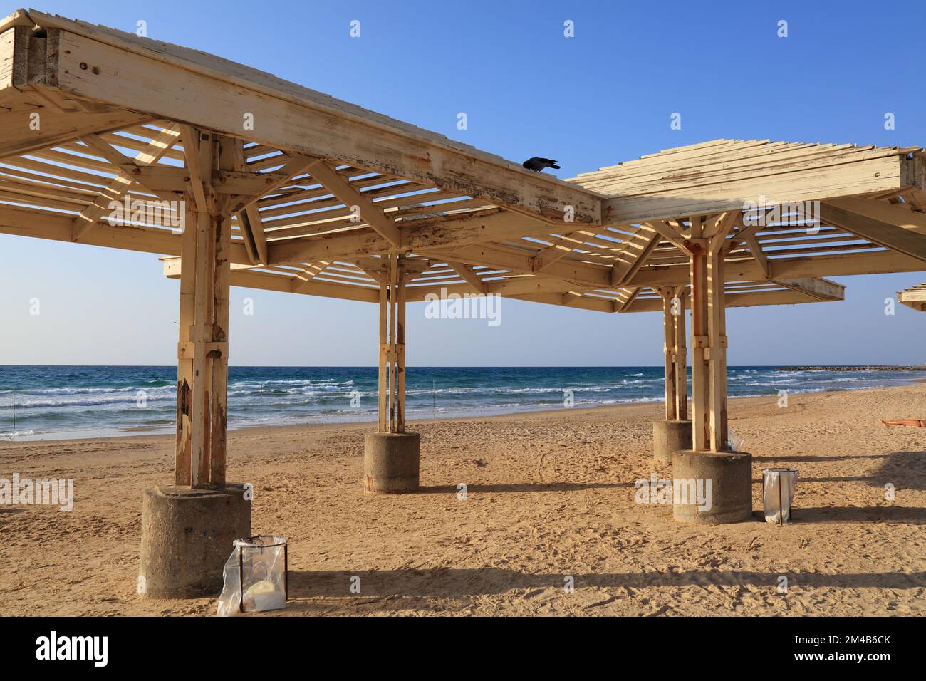 Spiaggia di sabbia a Haifa, Israele. Dado Beach infrastrutture pubbliche ombre a Haifa. Foto Stock