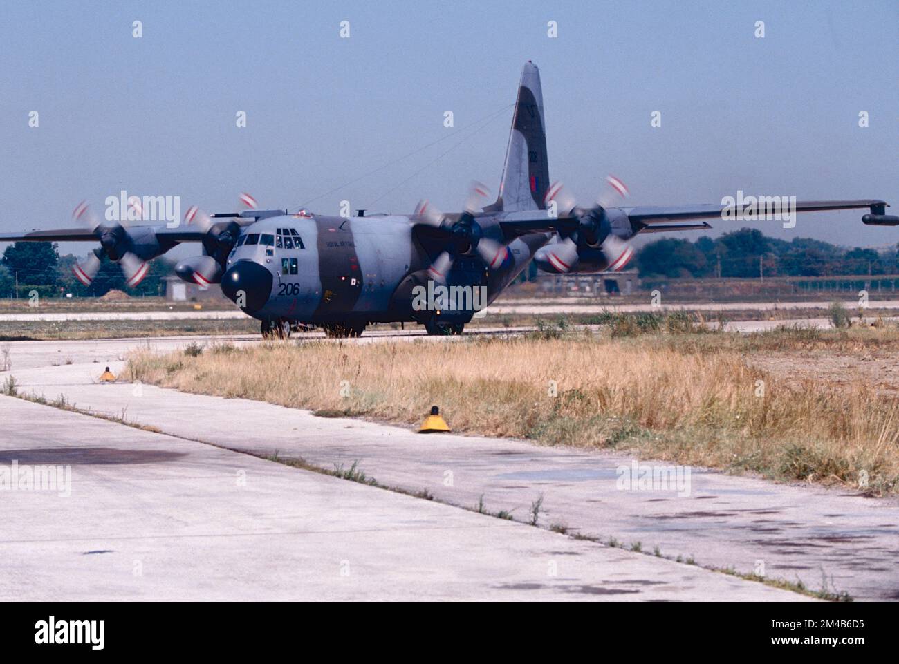 I soldati feriti provenienti da Sarajevo con la discorteccia dell'aereo delle Nazioni Unite all'aeroporto di Falconara, Italia 1993 Foto Stock