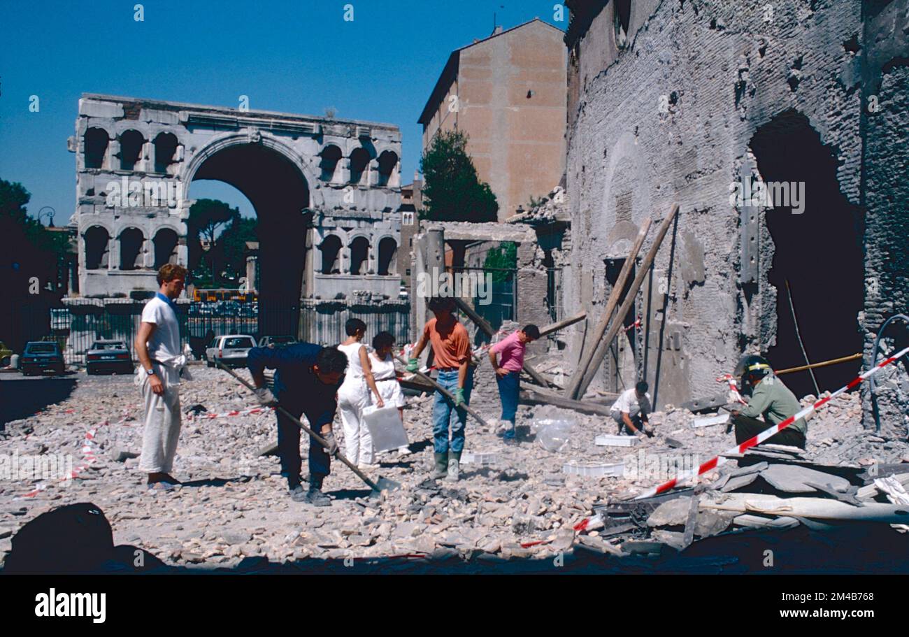 Pulizia del sito di attacco mafioso-terrorista bombardamento a St. Giorgio al Velabro, Roma, Italia Luglio 1993 Foto Stock