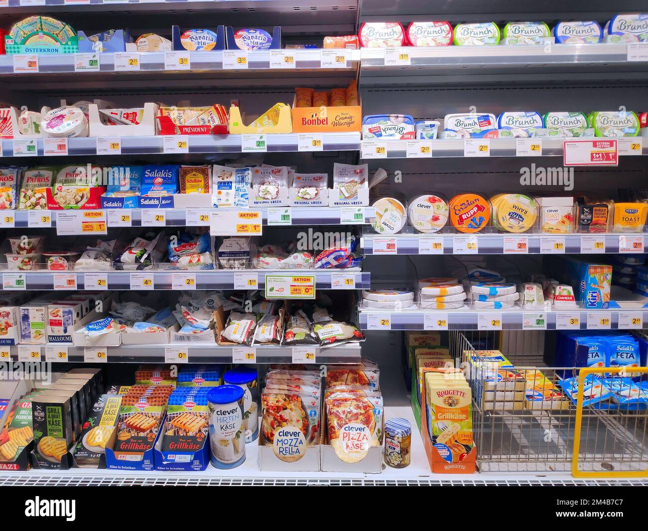 VIENNA, AUSTRIA - 8 AGOSTO 2022: Sezione casearia nel supermercato Billa in Austria. Billa è una grande catena di supermercati in Europa di proprietà del gruppo REWE. Foto Stock