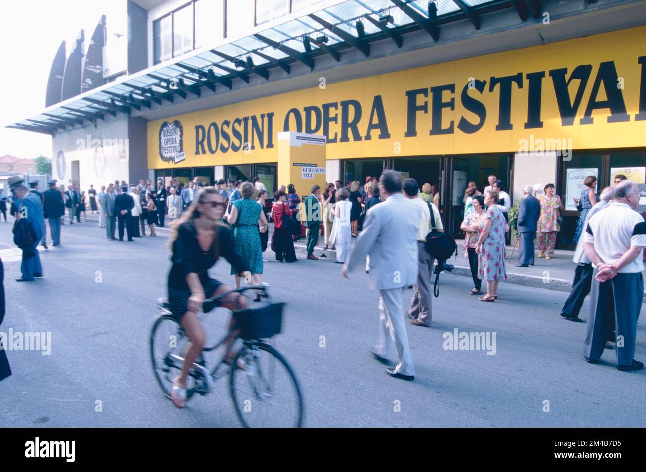 Persone di fronte al Rossini Opera Festival, Pesaro, Italia 1995 Foto Stock