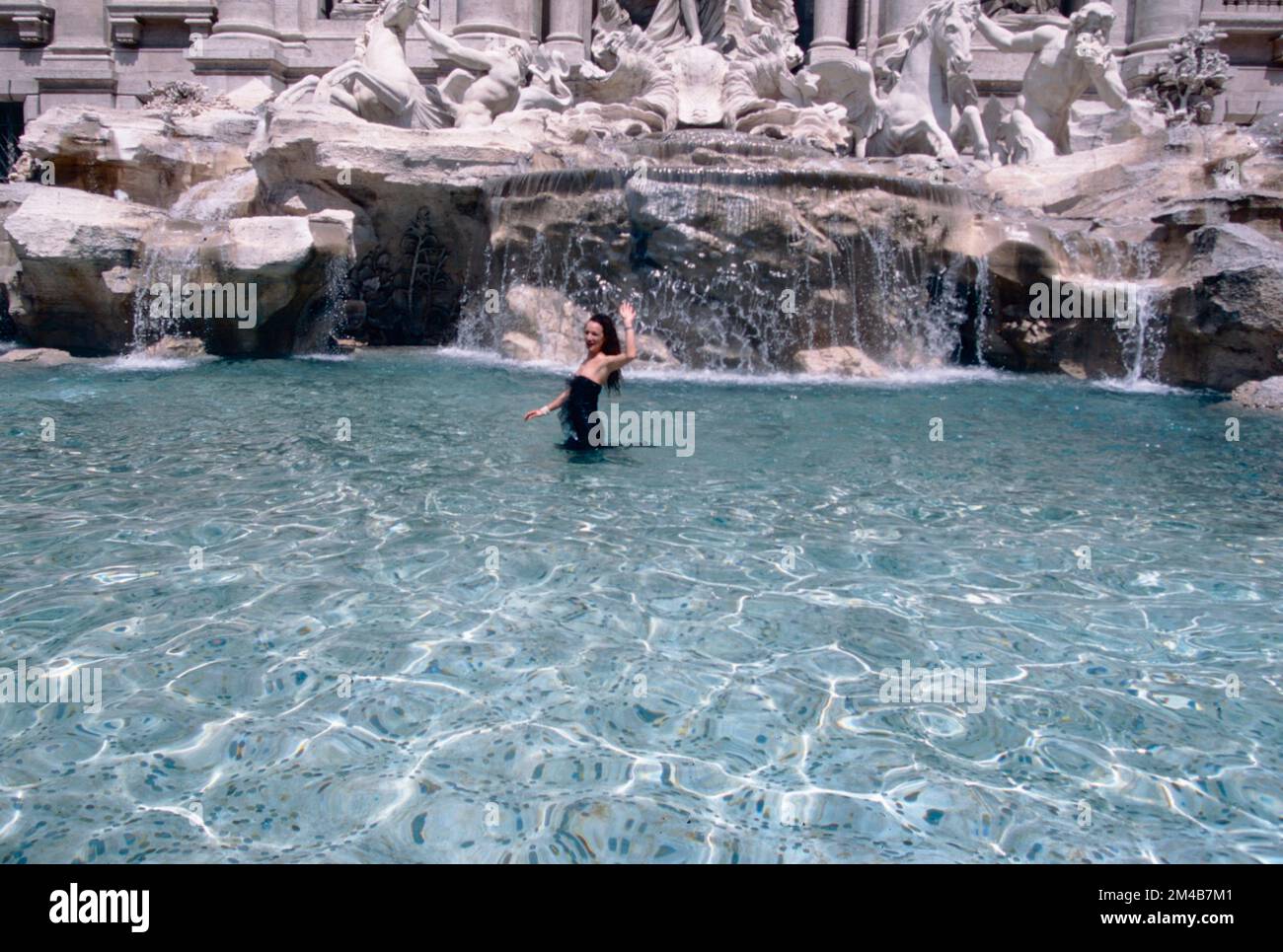 Un'attrice alla dimostrazione dell'Unione degli attori italiani contro i film stranieri alla Fontana di Trevi, Roma, Italia 1995 Foto Stock