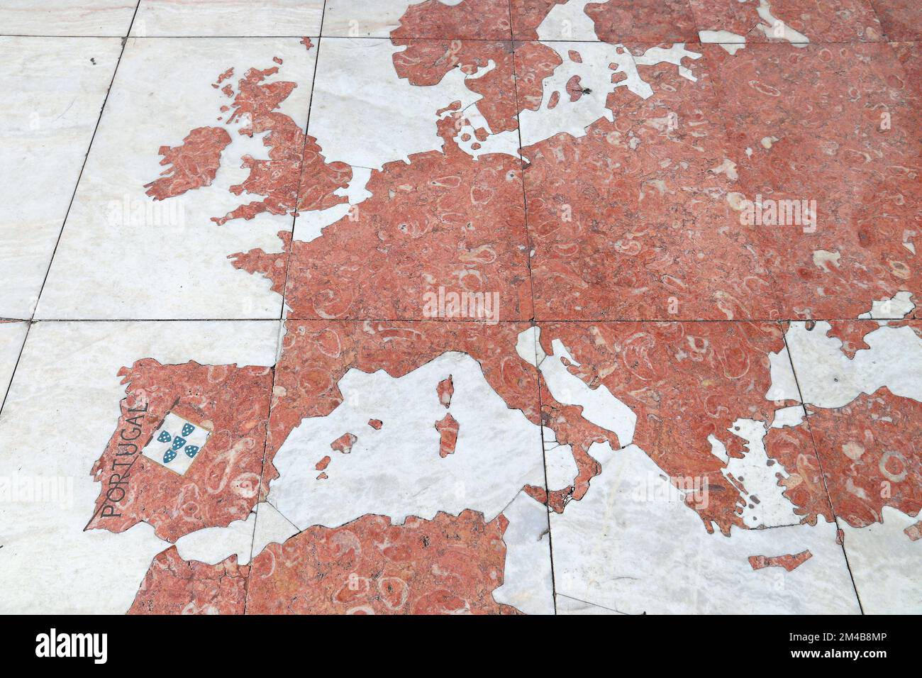 Mappa d'Europa fatta di piastrelle di marmo nel quartiere Belem di Lisbona, Portogallo. Foto Stock