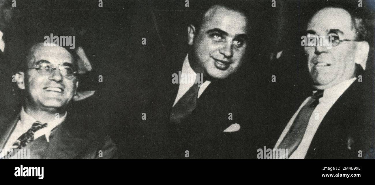 Il gangster americano al Capone tra i suoi avvocati Michael Ahern e Albert Fink durante il processo di evasione fiscale, USA 1930s Foto Stock