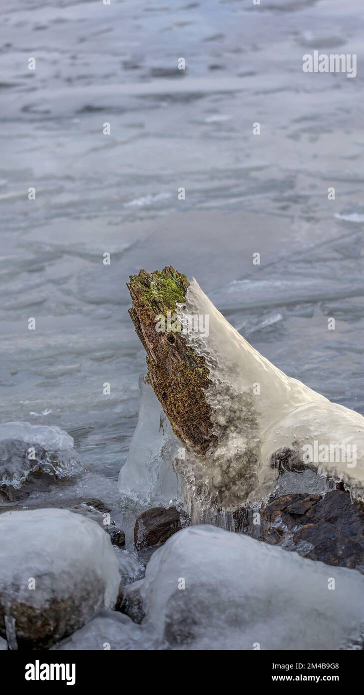 Passeggiata vicino alla spiaggia che si è congelata Foto Stock