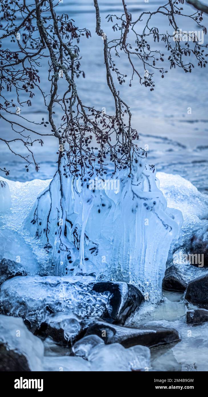 Passeggiata vicino alla spiaggia che si è congelata Foto Stock