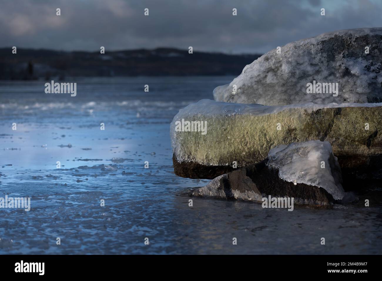Passeggiata vicino alla spiaggia che si è congelata Foto Stock