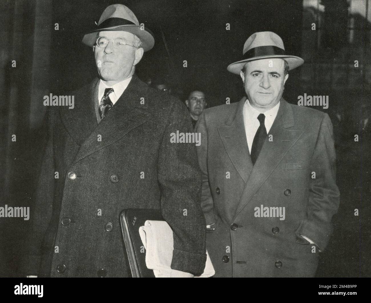 Capo del crimine italo-americano e mobster mafioso Albert Anastasia con il suo avvocato, USA 1950s Foto Stock