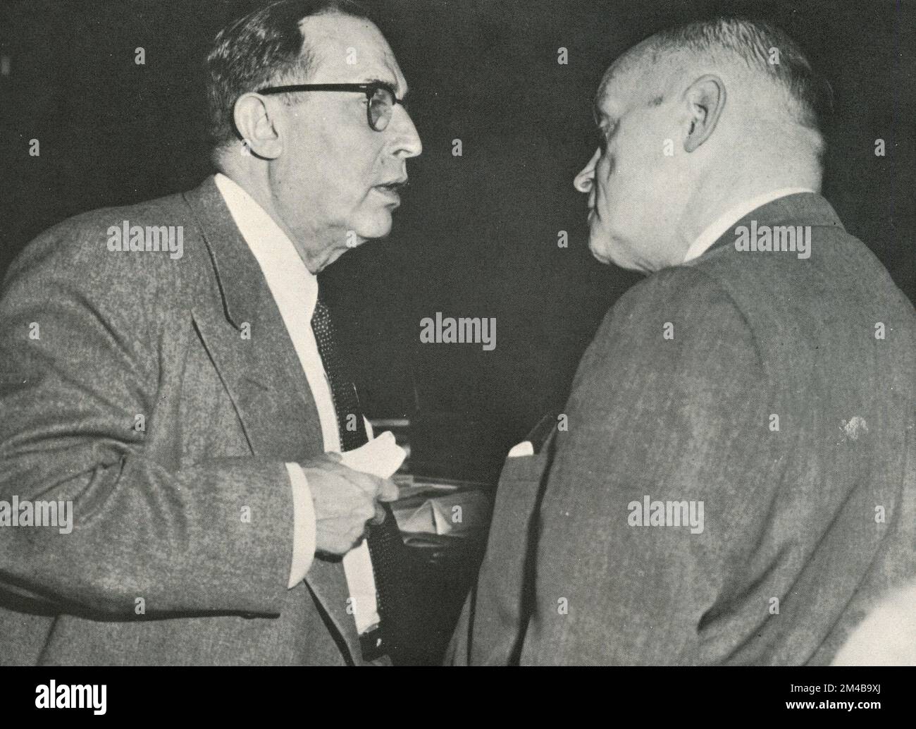 Gangster americano di origine italiana e mobster mafioso Joe Profaci (a sinistra), USA, 1950s Foto Stock