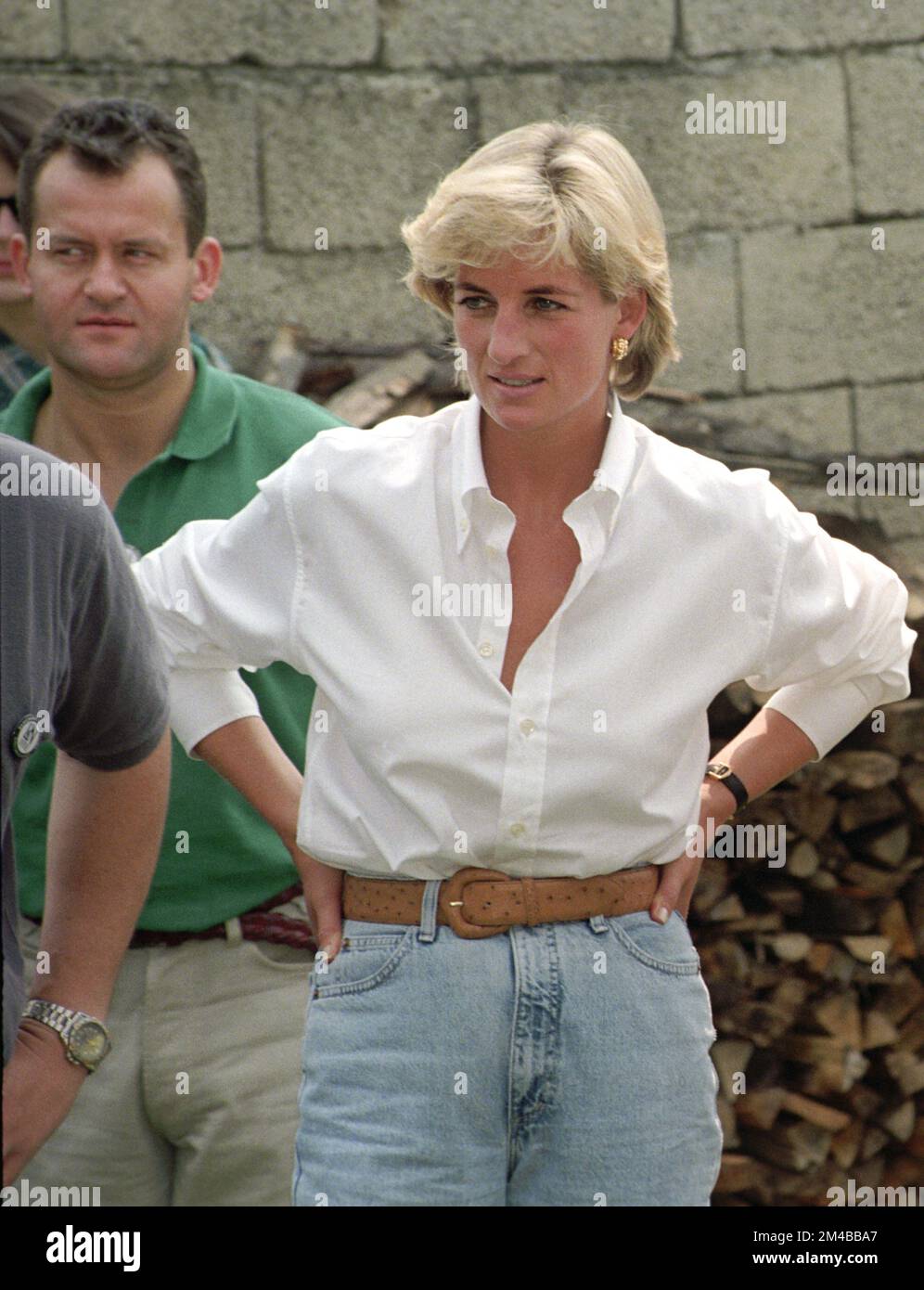 Foto del file datata 9/8/1997 di Diana, Principessa di Galles, e Paul Burrell. L'ex maggiordomo reale ha ricevuto scuse pubbliche e danni sostanziali dall'editore del quotidiano Daily Mirror per hacking telefonico e 'invasione della sua privacy'. Burrell, amico e confidante di Diana, Principessa del Galles, ha avviato un'azione legale nei confronti di Mirror Group Newspaper (MGN) dopo essere stato designato da investigatori privati istruiti dall'editore e aver intercettato le sue voicemail. Data di emissione: Martedì 20 dicembre 2022. Foto Stock