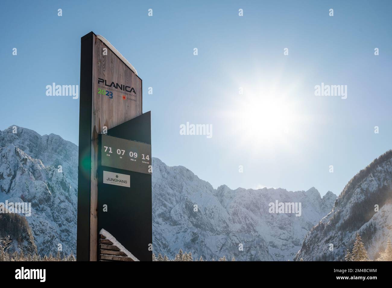 Slovenia, Ratece - 12 dicembre 2022: Salto con gli sci a Planica nei pressi di Kranjska Gora Slovenia coperta di neve in inverno. Foto Stock