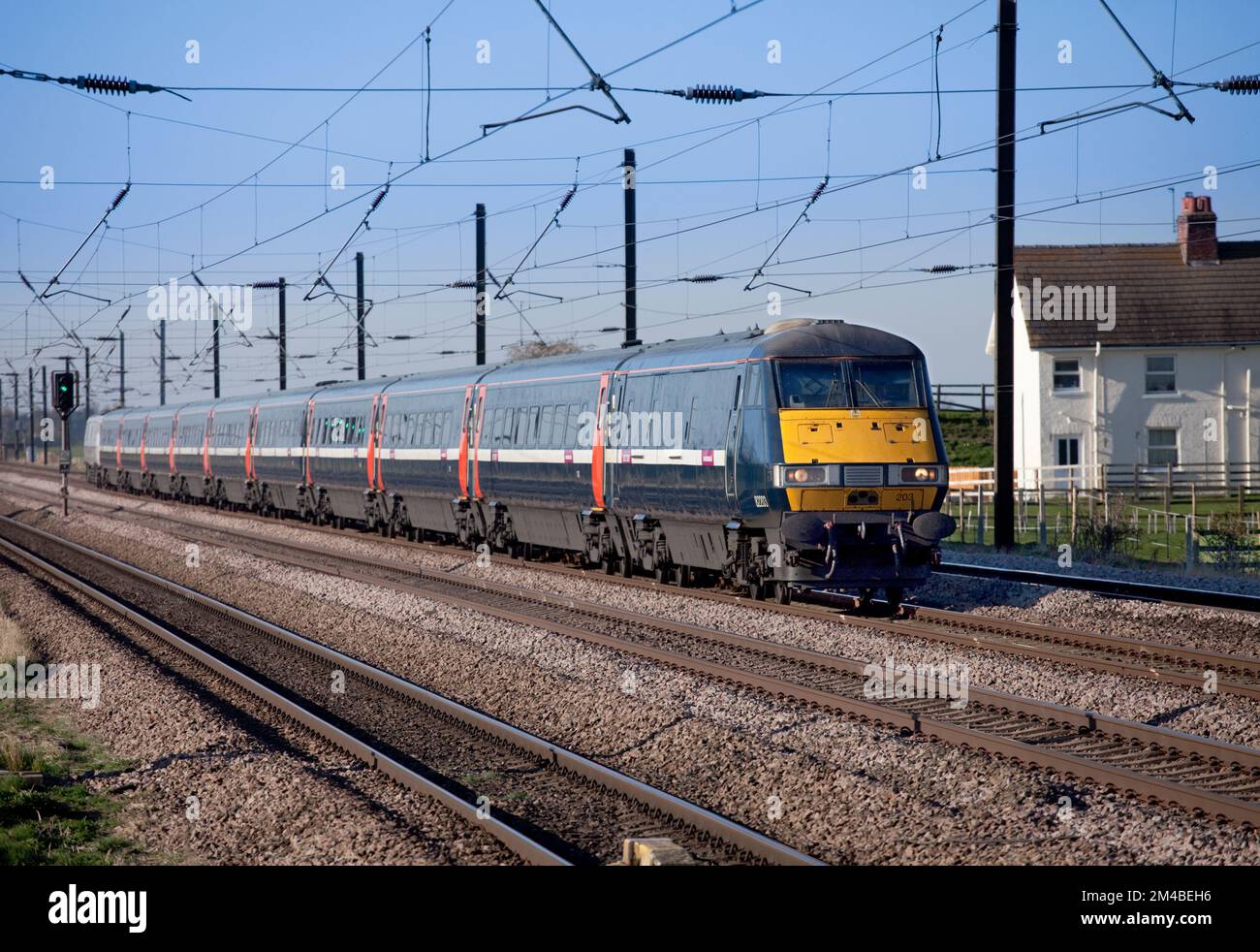 East Coast Intercity 225 che corre lungo il tratto a quattro binari della costa orientale a nord di York passando per Newsham Foto Stock