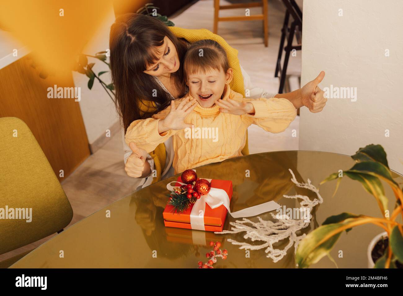 Una famiglia felice madre e bambino pacchetto regali di Natale. Stile di vita. Regali per il nuovo anno. Regali di Natale fatti in casa Foto Stock