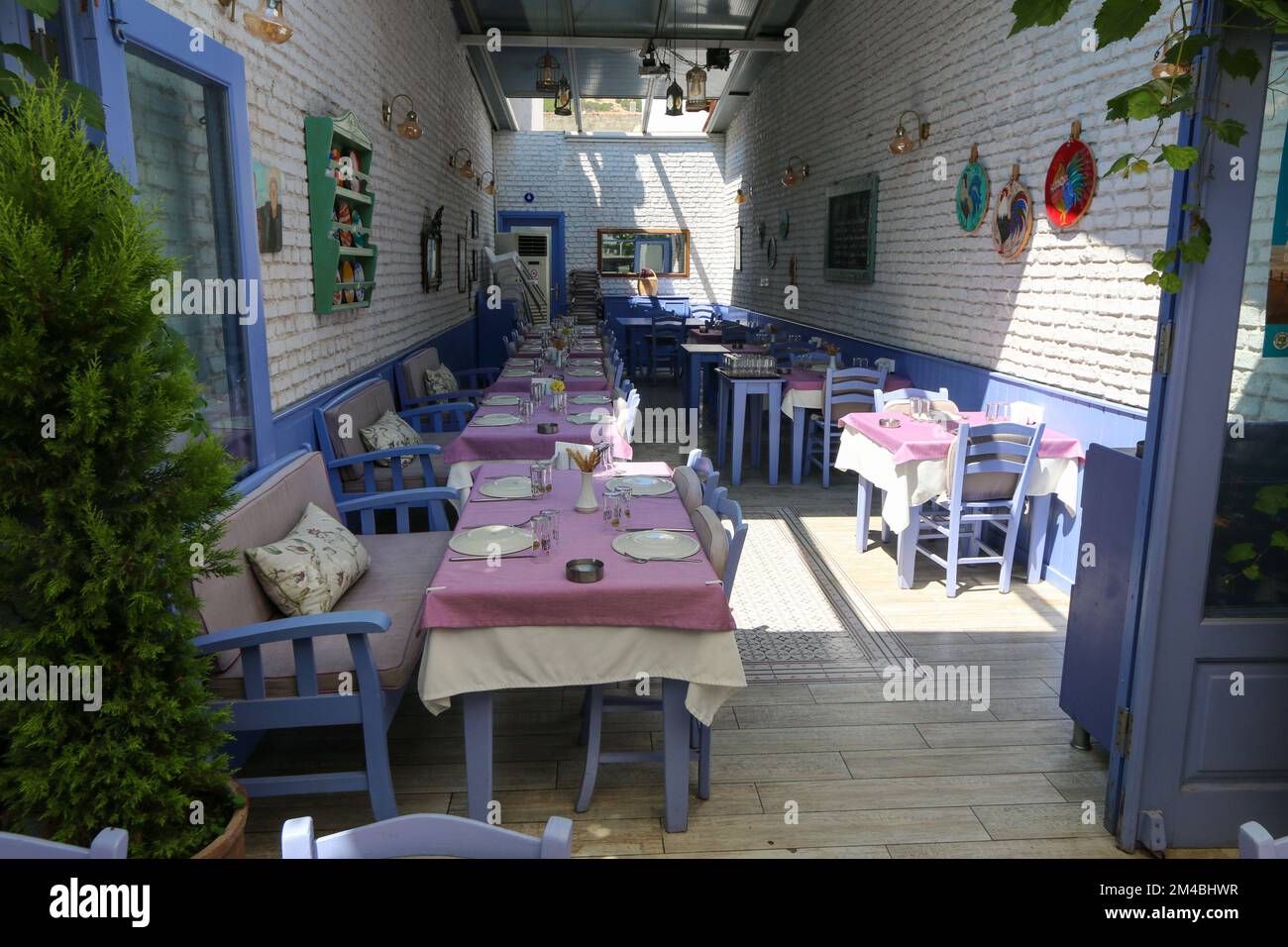 Bozcaada, Turchia - 19 agosto 2022: Ristoranti, taverne concept. Famosi ristoranti di pesce a Bozcaada. Destinazione turistica. Le taverne di strada di lusso e ho Foto Stock