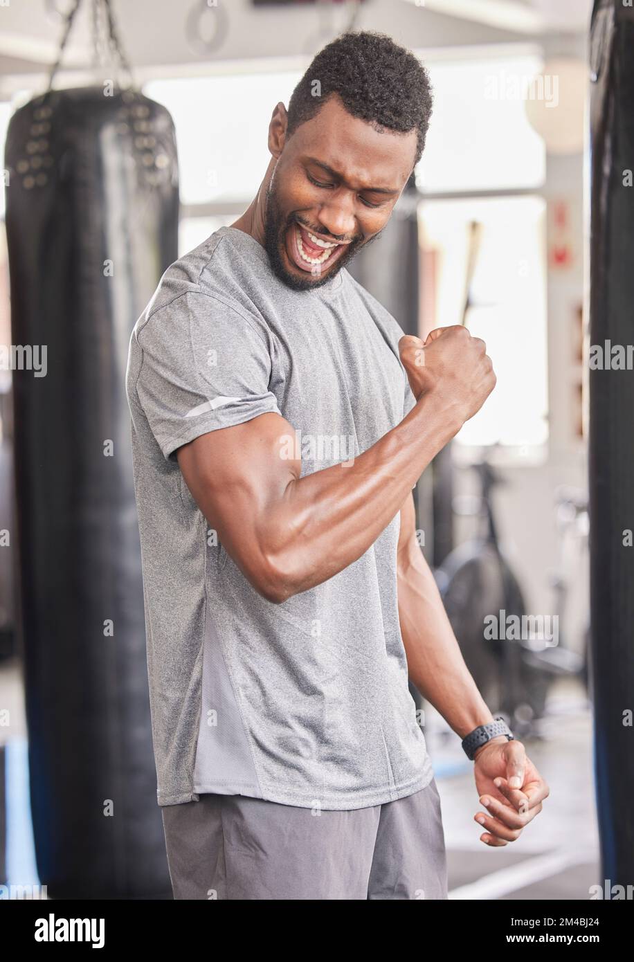 Fitness, palestra e uomo nero eccitato con muscoli dopo l'allenamento, bodybuilder allenamento e pugilato esercizio. Sport, potenza e forte atleta maschile flex Foto Stock