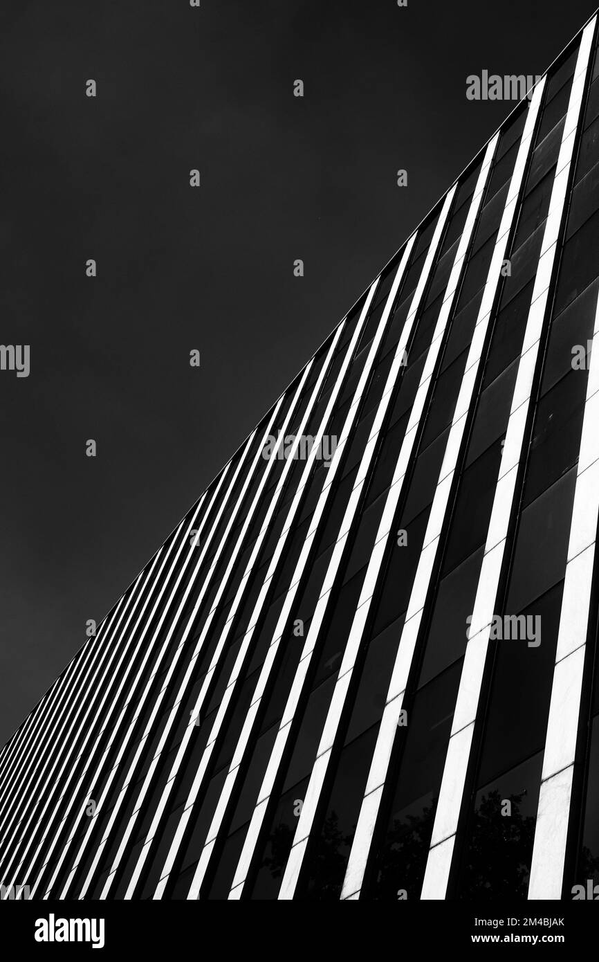 Facciata di edificio moderno lungo viale Certosa a Milano, Lombardia, Italia Foto Stock