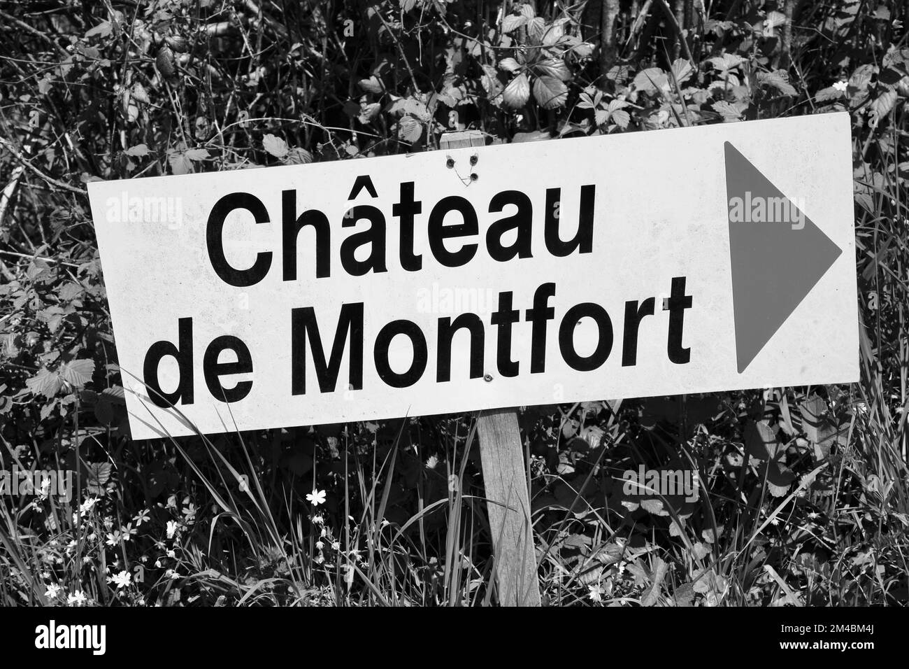 Un cartello stradale che indica la strada per il Chateau de Montfort, Saint-lo, Normandia, Francia, Europa Foto Stock